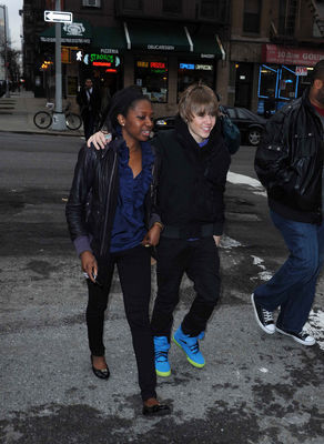  Candids > 2010 > March 23rd - Leaving The View