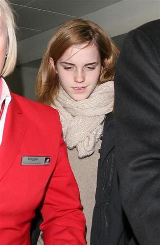  Emma Watson Gets Back to the UK