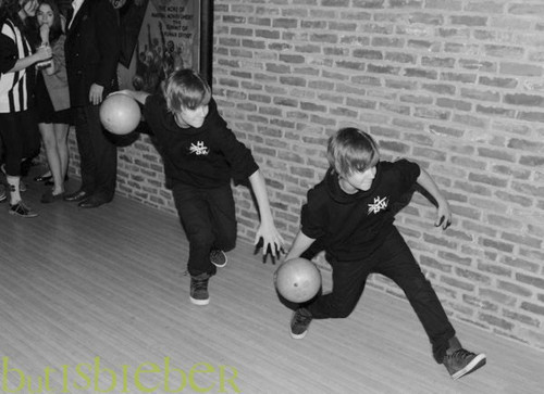  J.Bieber bowling
