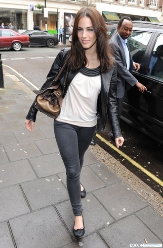  Jessica goes to the BBC Radio One studios in लंडन
