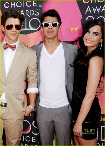  Jonas Brothers - Kids Choice Awards 2010 with Girlfriends!!!