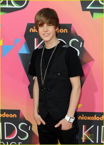  Justin Bieber -- 2010 Kids' Choice Awards oranje Carpet