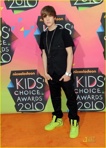  Justin Bieber -- 2010 Kids' Choice Awards trái cam, màu da cam Carpet