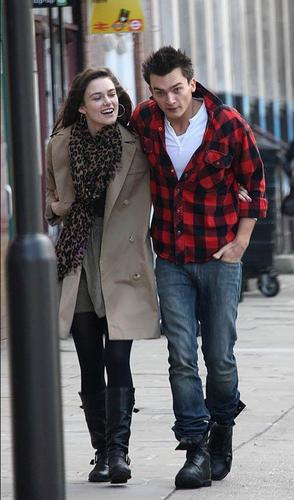  Keira Knightley and Rupert Friend out in Londres (March 28)