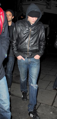  Rob Pattinson Out in Londres [03.26]