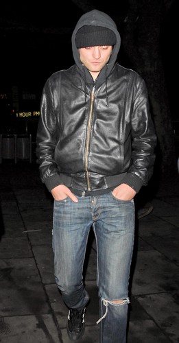  Rob Pattinson Out in Londres [03.26]