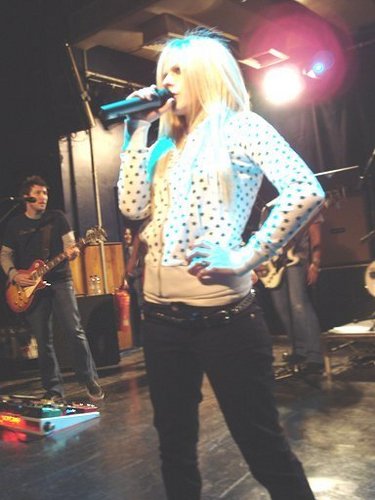  Avril Lavigne Live Images!