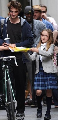 Edward takes Renesmee to school