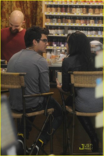 Joe Jonas & Demi Lovato: Grocery Giggly