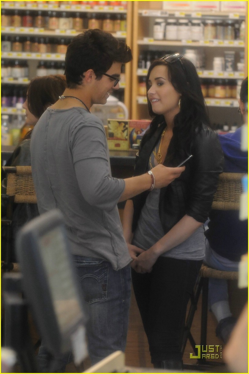 Joe Jonas & Demi Lovato: Grocery Giggly