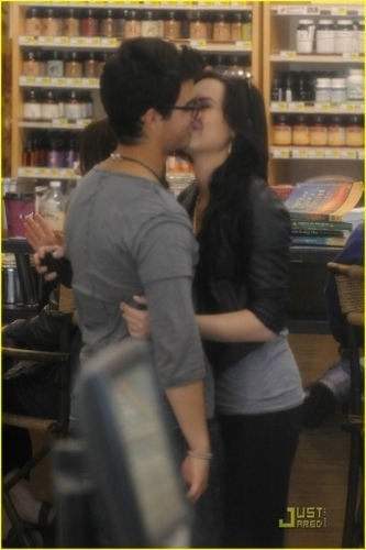  Joe Jonas & Demi Lovato: Grocery Giggly