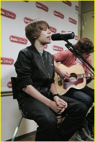  Justin Bieber Makes Radio 迪士尼 'Smile'