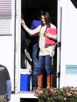  Leaving the trailer at the 글리 set - February 3, 2010