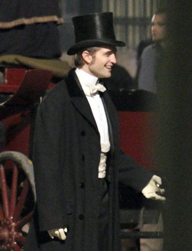  mais HQ Pictures: Rob on 'Bel Ami' set