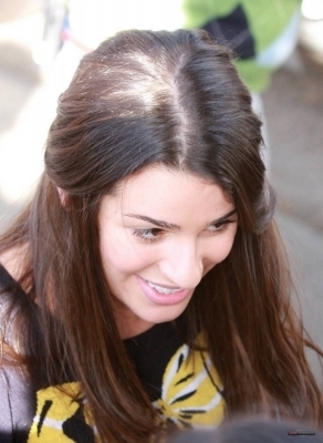  Signing autographs for fãs in LA - January 8, 2010