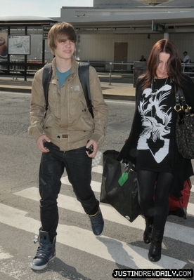  Candids > 2010 > Arriving In Washington DC; (April 5th)