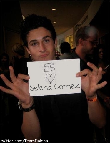  David Love Selena (L)