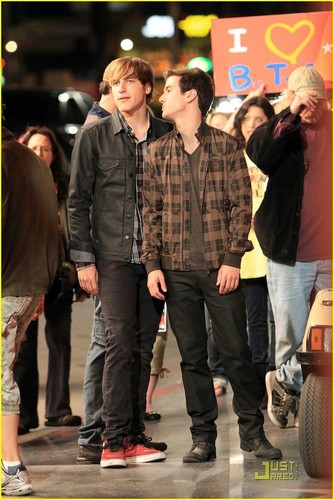 Fan attack- Logan whispering to Kendall