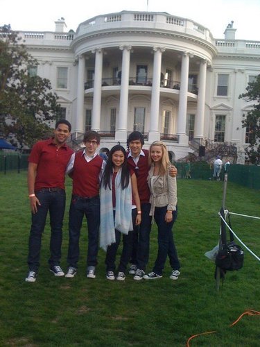  欢乐合唱团 cast in front of the White House