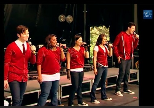  Glee cast performing @ the White House