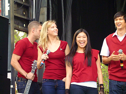  Glee cast performing @ the White House