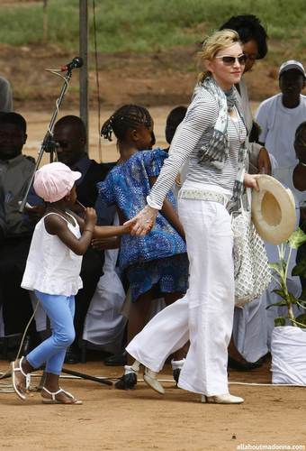  Madonna lays first brick of her Malawi school