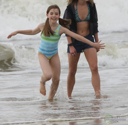  Renesmee at la push beach, pwani