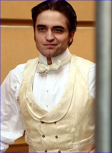  Rob on the set of Bel Ami 4/8/10