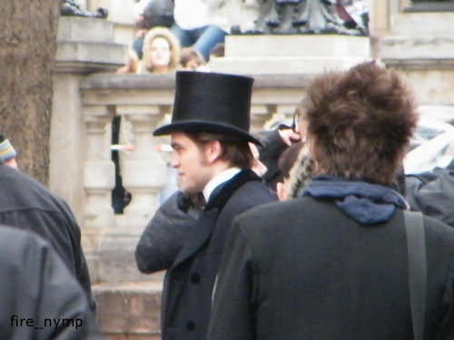  Фан pics of Rob on the set of Bel Ami