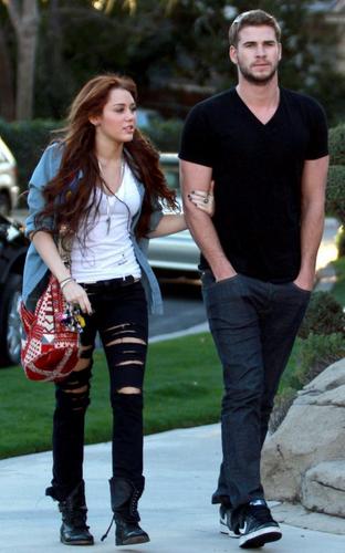  miley & Liam go to Ashley tisdale House