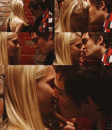  Chuck and Jenny baciare
