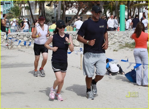  Eliza Dushku: South bờ biển, bãi biển Triathlon with Rick FoxRead