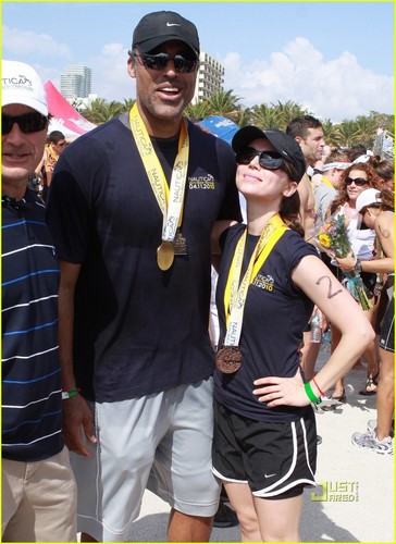  Eliza Dushku: South beach, pwani Triathlon with Rick FoxRead
