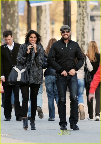  Gerard Butler & Laurie Cholewa's 日期 -- FIRST PICS