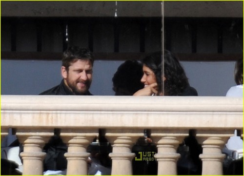  Gerard Butler & Laurie Cholewa's дата -- FIRST PICS