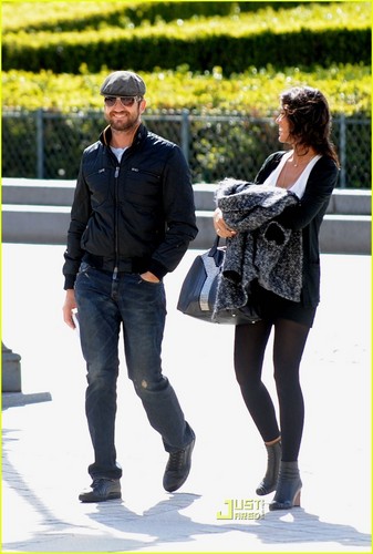  Gerard Butler & Laurie Cholewa's 日付 -- FIRST PICS
