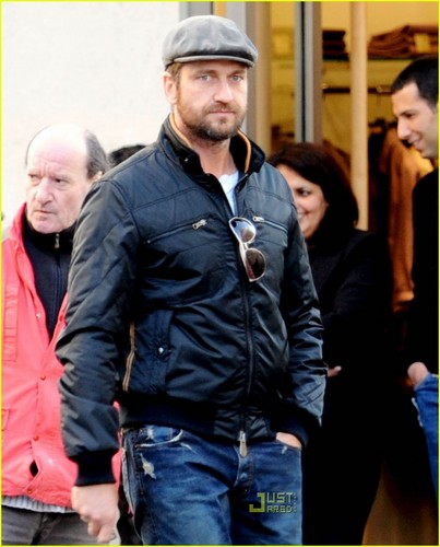  Gerard Butler & Laurie Cholewa's дата -- FIRST PICS