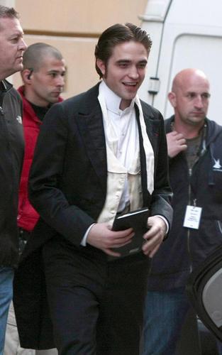  HQ Pictures of Rob filming 'Bel Ami' on April 9th