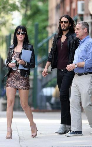  Katy Perry and Russell Brand apartment hunting in NYC (April 11)