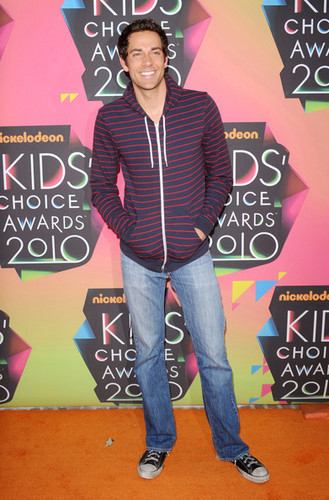 Zachary Levi @ the 2010 Nickelodeon Kid's Choice Awards