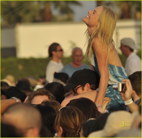  Alexander Skarsgard & Kate Bosworth at Coachella संगीत Festival