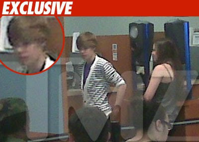  Justin Bieber takes out his driver's license?