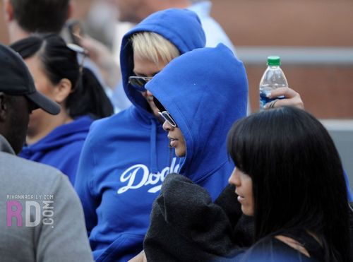 リアーナ shows up to support LA Dodgers - April 13, 2010