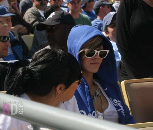  リアーナ shows up to support LA Dodgers - April 13, 2010