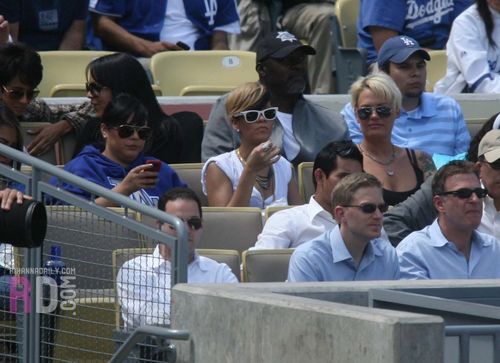  蕾哈娜 shows up to support LA Dodgers - April 13, 2010