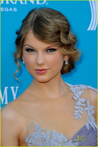 Taylor Swift is ACM Amazing 