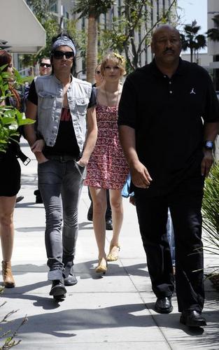  Taylor out for lunch in LA (April 16)