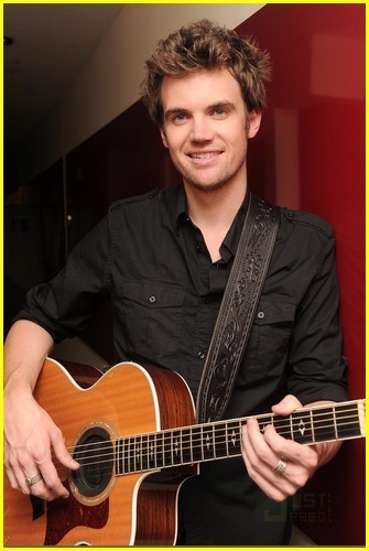  Tyler Hilton Cranks Up the Canal Room
