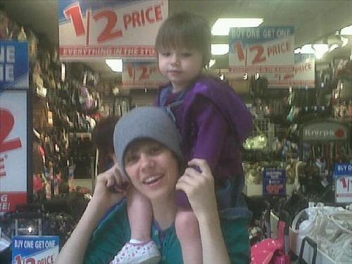  justin shopping with his sister