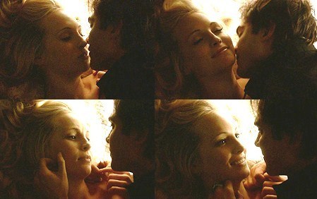  Caroline & Damon in katil